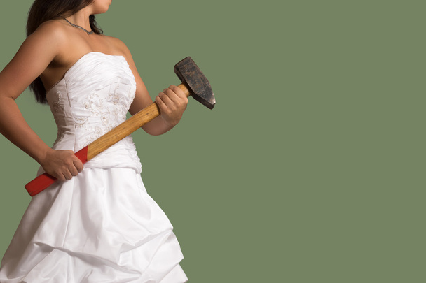 Giovane sposa fiduciosa con un martello
 - Foto, immagini