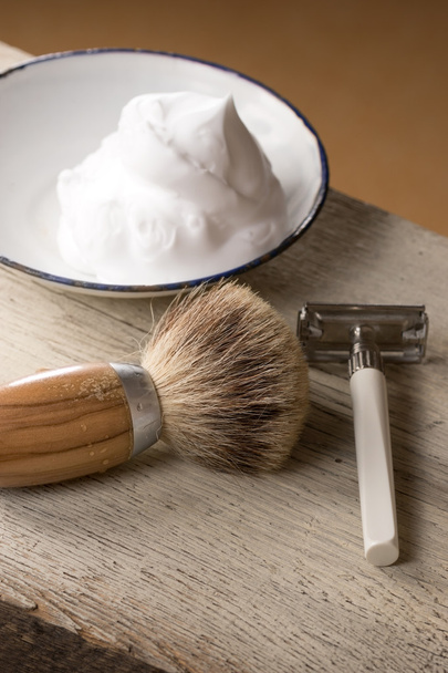 Equipo de afeitado vintage en mesa de madera
 - Foto, Imagen