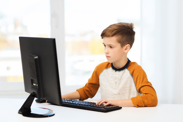 boy with computer at home - Φωτογραφία, εικόνα