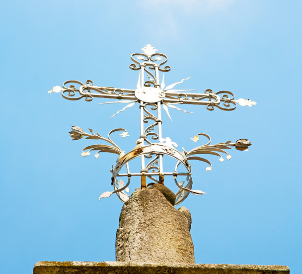 абстрактный крест в Италии на фоне Европы и неба
 - Фото, изображение