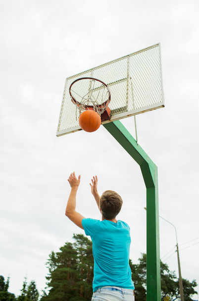 young man playing basketball outdoors - Foto, Imagen