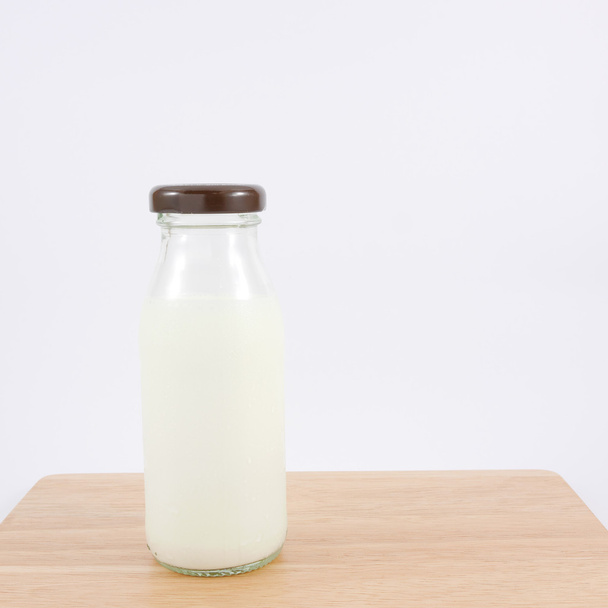 De fles van verse melk - Foto, afbeelding