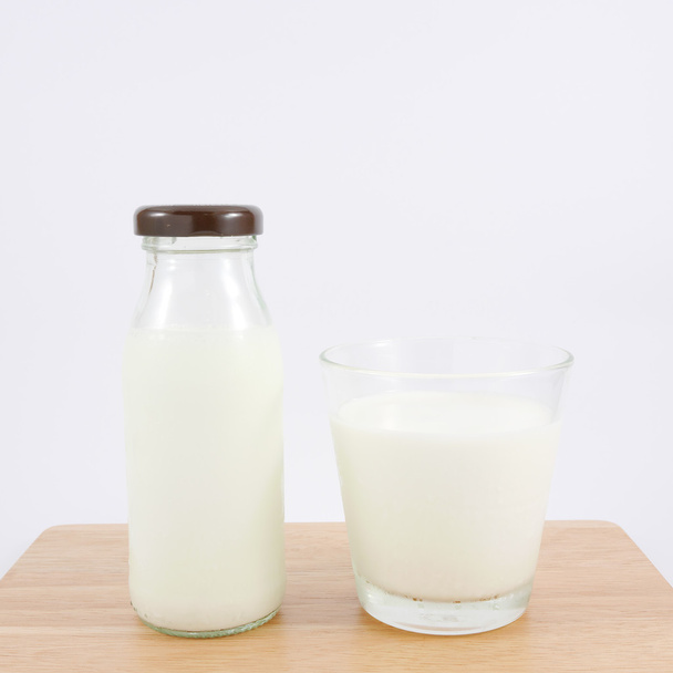 Стакан и бутылка свежего молока
 - Фото, изображение
