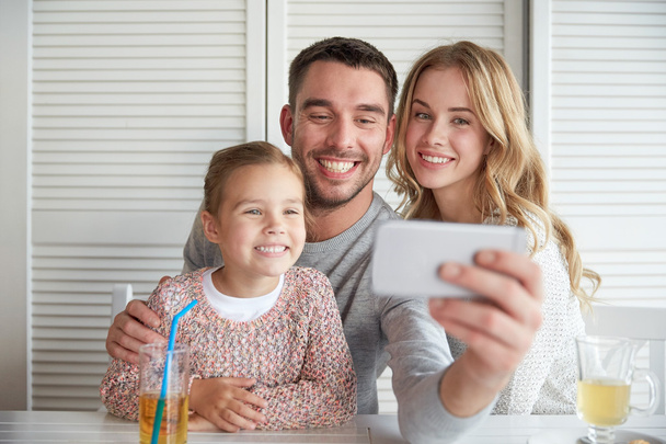 happy family taking selfie at restaurant - Φωτογραφία, εικόνα