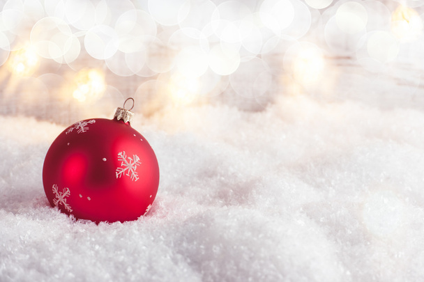 κόκκινη χριστουγεννιάτικη μπάλα στο χιόνι - Φωτογραφία, εικόνα