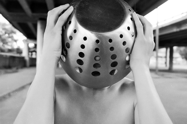 Женщина в стальной вазе
 - Фото, изображение