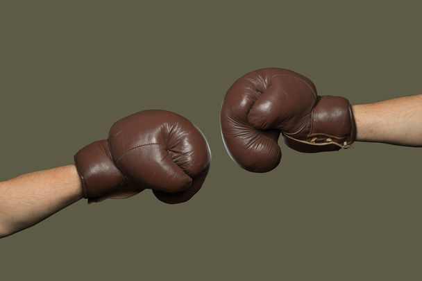 Duas velhas luvas de boxe marrom bater juntos
 - Foto, Imagem