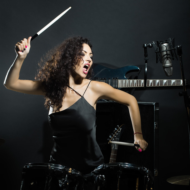 Woman playing drums - Foto, imagen