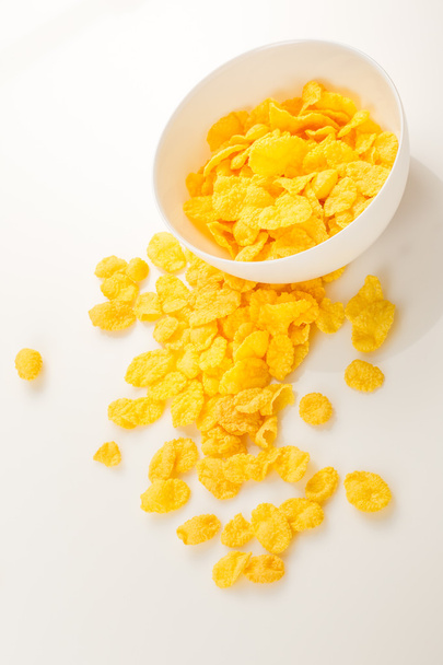 Fiocchi di mais gialli su bianco
 - Foto, immagini