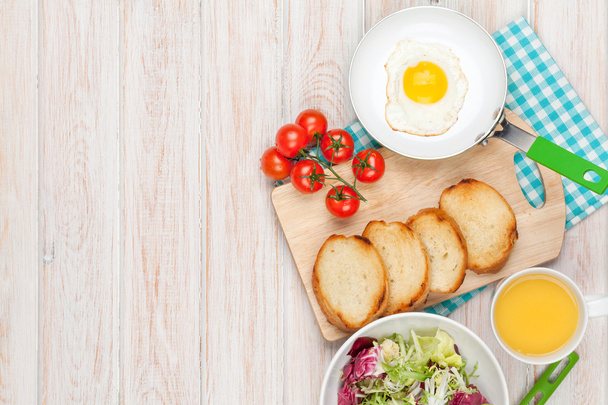 завтрак с яичницей, тостами и салатом
 - Фото, изображение