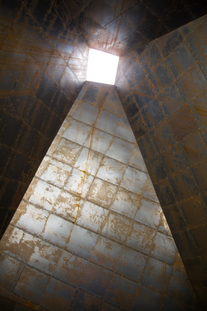 λεπτομέρεια από κούφια πυραμίδα σκουριασμένο μέταλλο - Φωτογραφία, εικόνα