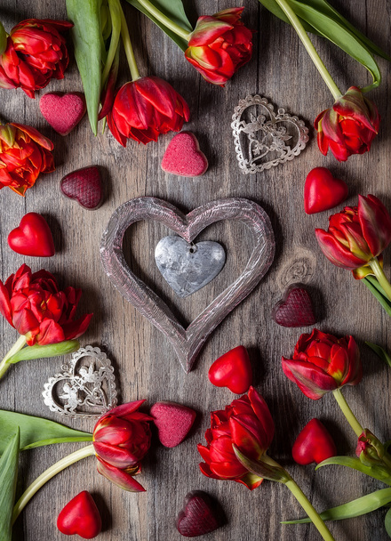 chocolates y tulipanes rojos
 - Foto, Imagen