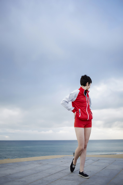 Жінка в модному одязі позує на відкритому повітрі
 - Фото, зображення
