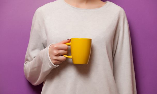 woman holding cup - Фото, зображення