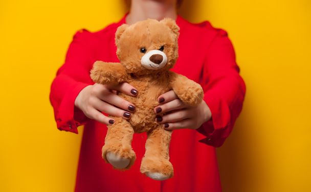 mujer sosteniendo peluche oso juguete
 - Foto, imagen