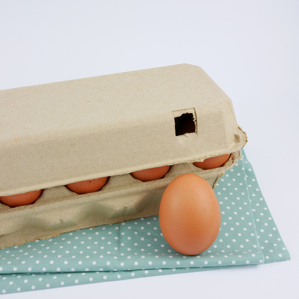 Os ovos de galinha frescos na caixa do painel de papel
 - Foto, Imagem