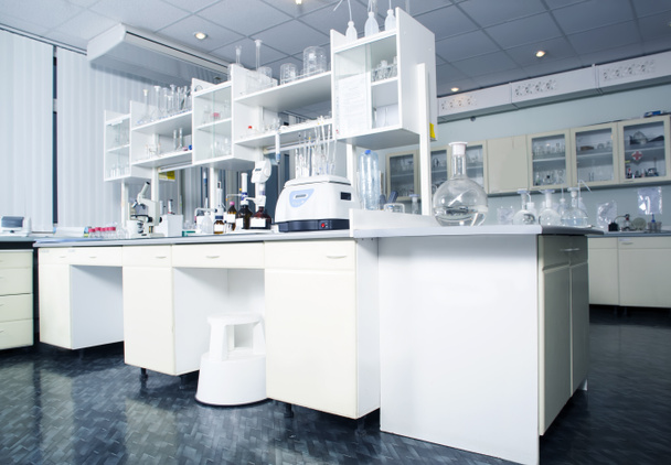 Interieur van schone moderne laboratorium witte achtergrond. Laboratorium concept. - Foto, afbeelding