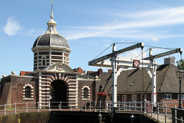 historische holländische Zugbrücke und Tor im Sonnenlicht - Foto, Bild