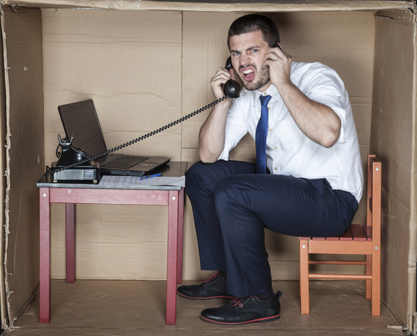 επιχειρηματίας στο γραφείο μιλώντας στο τηλέφωνο - Φωτογραφία, εικόνα