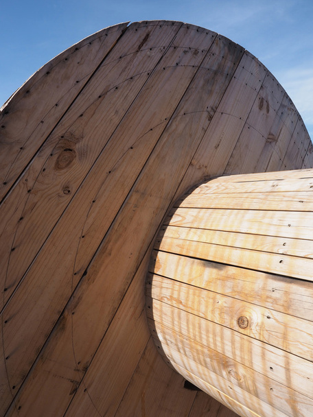 Tambor de madera de pino para embalaje sostenible de cables y tubos
 - Foto, imagen