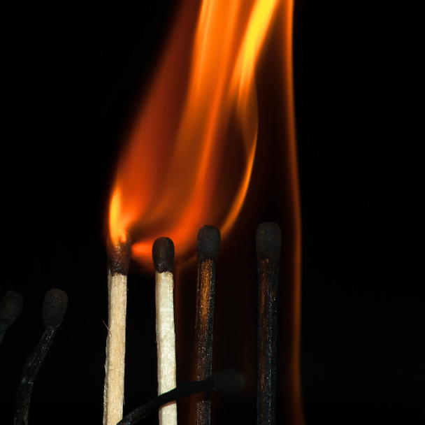 Brennende Streichhölzer auf schwarz - Foto, Bild