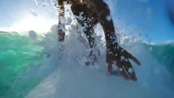 Surfer on Blue Ocean Wave Surfing Down The Line. POV SELFIE - Metraje, vídeo