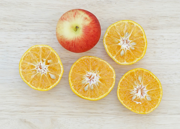 manzana y naranja en rodajas vista superior
. - Foto, imagen
