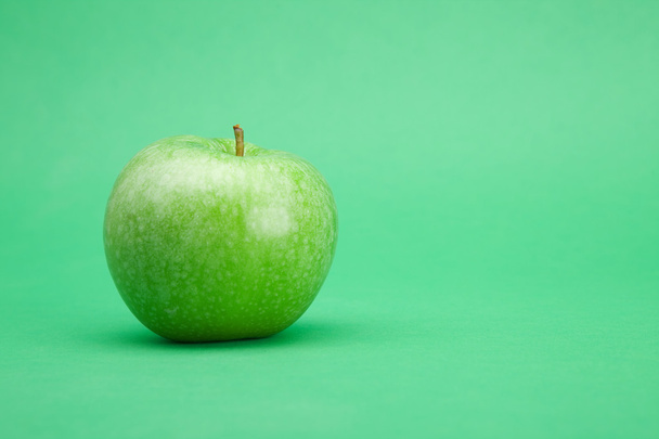 Apple in green background - Zdjęcie, obraz