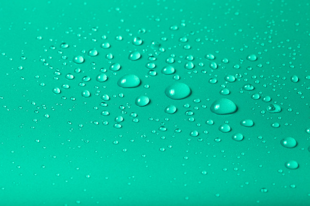 Gotas de agua sobre un fondo de color. Enfoque selectivo. Tonificado
 - Foto, Imagen