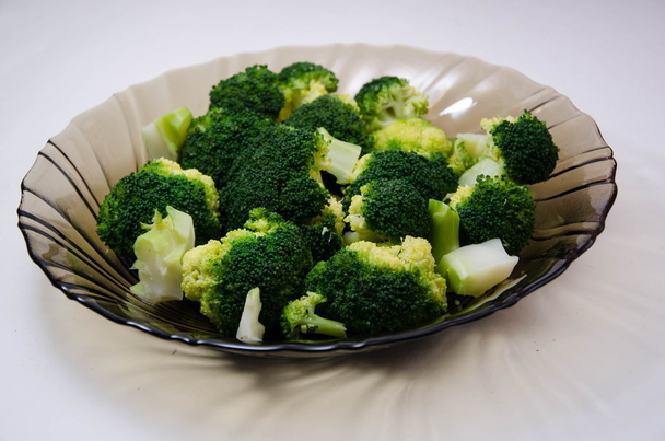 Yeşil brokoli ve beyaz arka planlar - Fotoğraf, Görsel