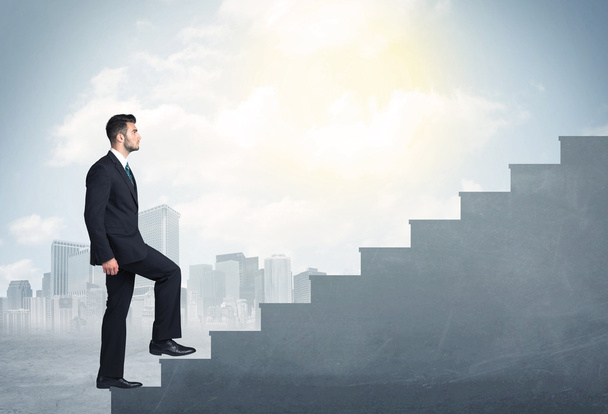 Επιχειρηματίας ανεβαίνει μια συγκεκριμένη σκάλα έννοια - Φωτογραφία, εικόνα