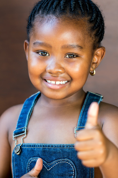 Симпатичная афро-американка делает большие пальцы вверх
 - Фото, изображение