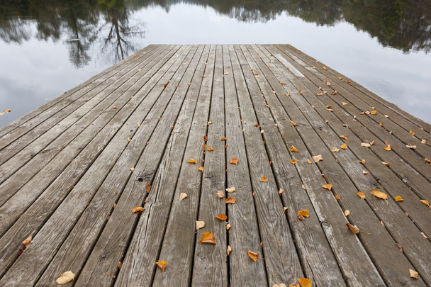 Tábuas de madeira acima da água
 - Foto, Imagem