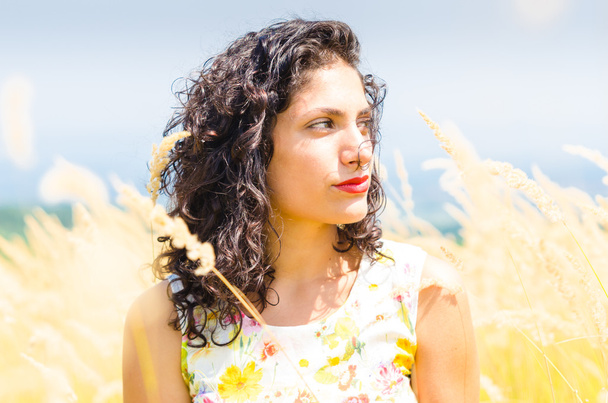 Krásná žena s květinové šaty v pšeničné pole - Fotografie, Obrázek