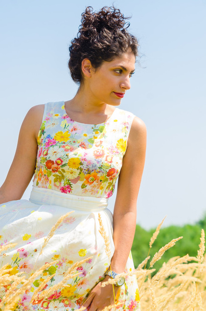 Krásná žena s květinové šaty v pšeničné pole. Ročník Instag - Fotografie, Obrázek