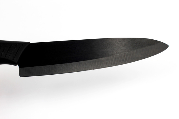 μαχαίρι κουζίνας με το μαύρο κεραμικό λεπίδα σε λευκό φόντο - Φωτογραφία, εικόνα
