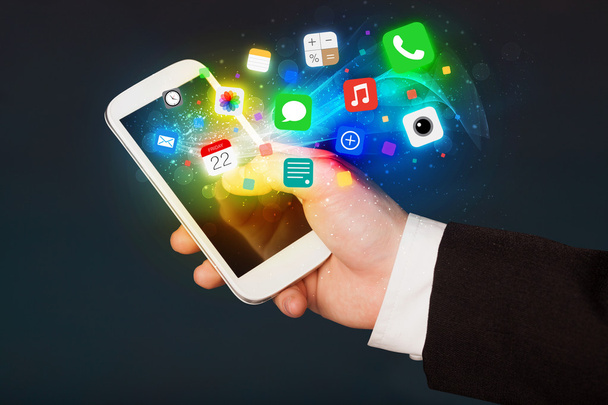 Mão segurando smartphone com ícones de aplicativos coloridos - Foto, Imagem