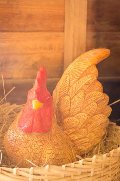 Muñeca de pollo de porcelana en el nido
 - Foto, imagen