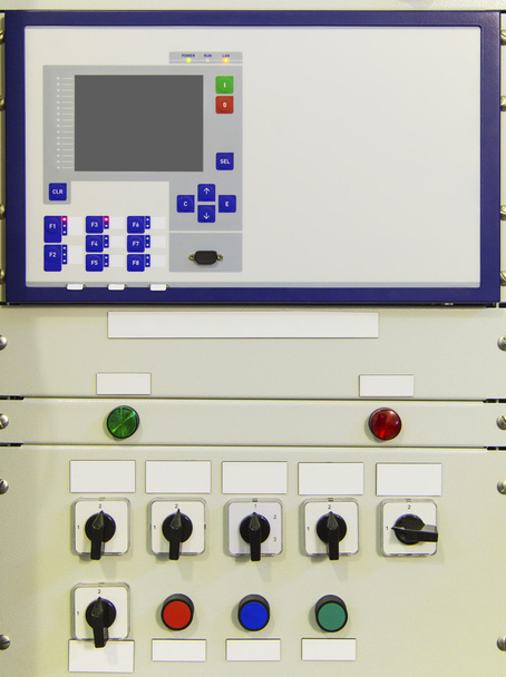 Panel de control eléctrico con dispositivos electrónicos en subestación eléctrica moderna
 - Foto, imagen