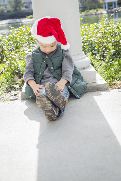 憂鬱混合レース少年クリスマス サンタの帽子を身に着けています。 - 写真・画像
