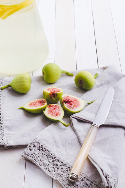 Lemonade and figs on retro wooden table. selective focus. Fall's - Foto, imagen