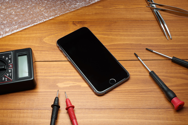 Repariertes Smartphone mit Werkzeug - Foto, Bild