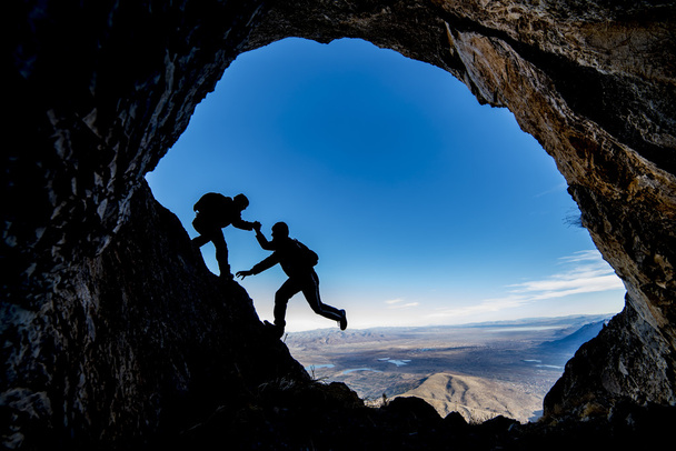 シルエットを登山洞窟 - 写真・画像