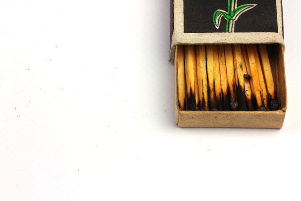 fósforos queimados em uma caixa
 - Foto, Imagem