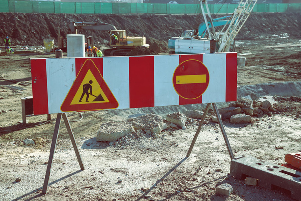 sinal de aviso em frente ao estaleiro de construção
 - Foto, Imagem