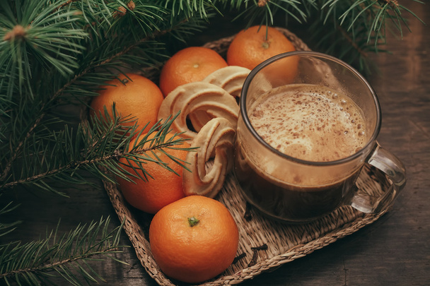 Tangerines joulukuusi Kahvi vanha puinen tausta
 - Valokuva, kuva