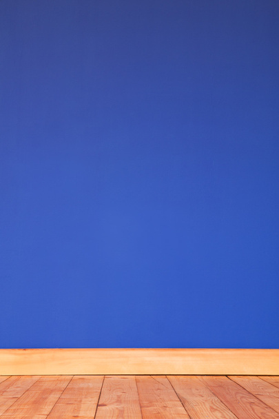 Piso de madeira com parede pintada de azul
 - Foto, Imagem