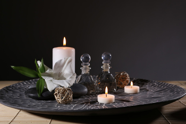 Bela composição de spa em uma tigela no fundo escuro
 - Foto, Imagem
