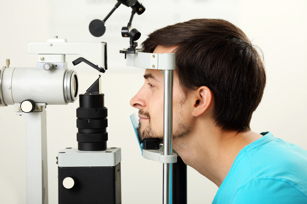 man visiting an optician - Foto, immagini