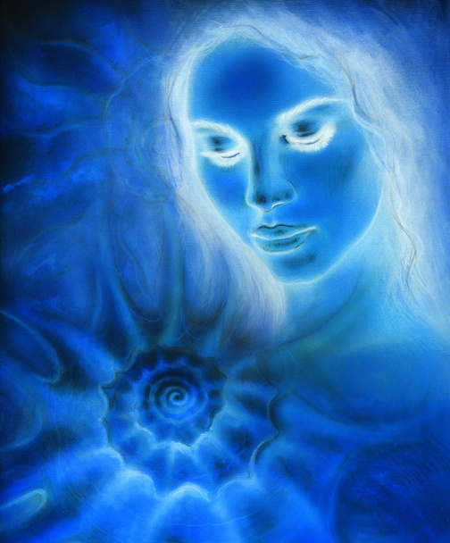 Красивый портрет молодой женщины с закрытыми глазами, медитирующей на спиральной раковине, цветном абстрактном фоне, компьютерном коллаже. Синий, чёрный и белый цвет
. - Фото, изображение